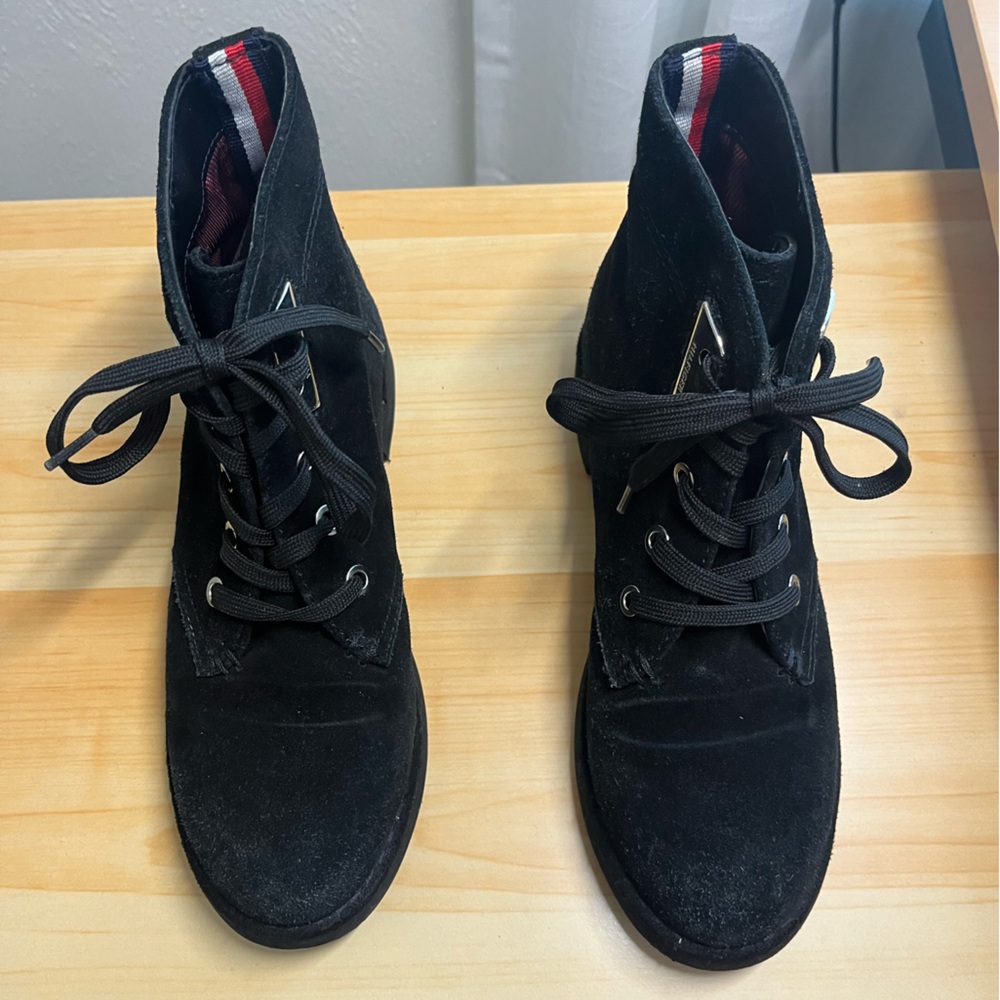 Women’s Tommy Hilfiger sneakers. Size 6 Color: Black w/ red/blue/silver accents